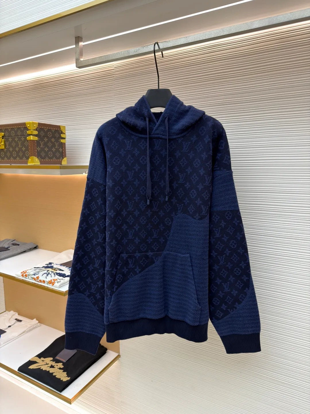 LOUIS VUITTON Holiday spliced ​​long-sleeved hooded pullover sweatshirt ●Original version: Purchased and developed by 16097 ●Item number: 1681356-C15 ●Fabric: 100% cotton ●Technology: knitted ●Color: navy ●Version: fitted version ●Weight: about 1010g ●Size: S-M-L-XL ●Description: This sweatshirt is made of wool blended knitted fabric, which is soft to the touch and has good warmth retention. The hooded design is equipped with a drawstring adjustment system, which can flexibly adjust the shape of the hood; the entire body of the garment displays the brand's classic Monogram pattern, which is made through multi-color jacquard knitting technology. The pattern texture is three-dimensional and layered. The body is equipped with a kangaroo pocket, which is practical and has a sense of design; the ribs on the cuffs and hem are made of high-elastic knitting technology to ensure fit and resilience. The overall cut is an oversize silhouette, and the splicing of the body uses seamless weaving technology to avoid exposed threads and improve wearing comfort. From the complex design of the jacquard pattern to the delicate processing of the knitted texture, every step reflects Louis Vuitton's exquisite control of luxury knitted items. It is a fusion of the brand's classic elements and casual style. The overall wiring is straight and delicate, the fabric is comfortable and soft, and the color is consistent without color difference. It can be matched with the same style to create a fashionable look and control various occasions. Customized accessories, complete with three standards, same style for men and women!